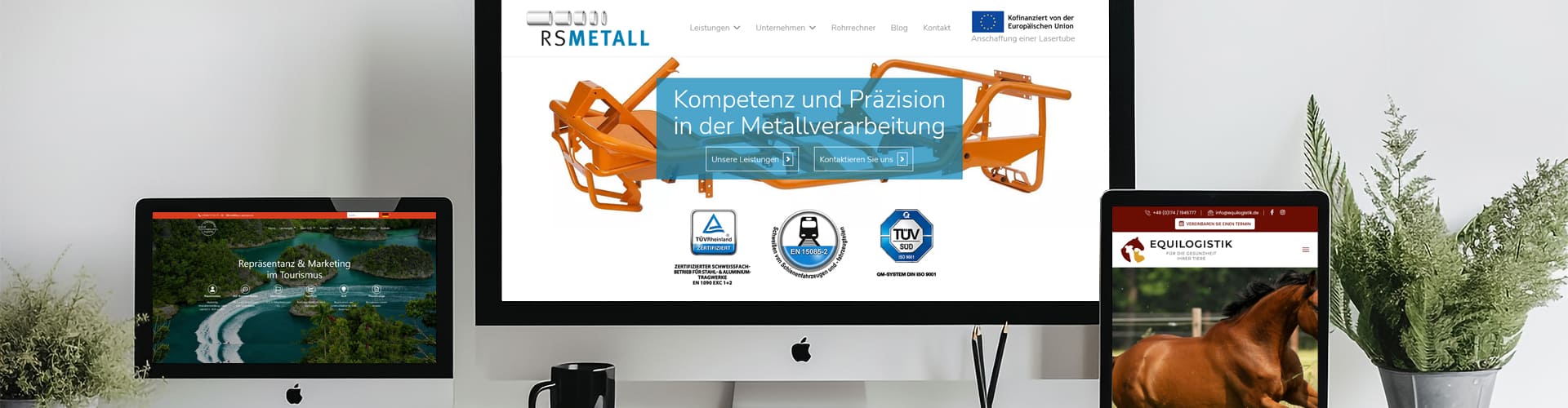 Joomla Webdesign – Professionelle Website-Gestaltung für Unternehmen Joomla Webdesign für einen Gartenbaubetrieb, dargestellt auf einem Monitor mit einer Tasse Kaffee und Buntstiften im Vordergrund