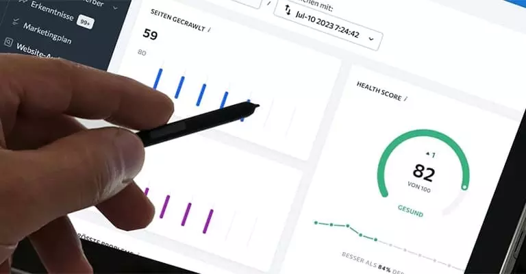 Screenshot einer SEO-Dashboard-Oberfläche für Suchmaschinenoptimierung, die verschiedene Metriken und Statistiken einer Website zeigt, einschließlich Seiten-Crawl, Health Score und Core Web Vitals.