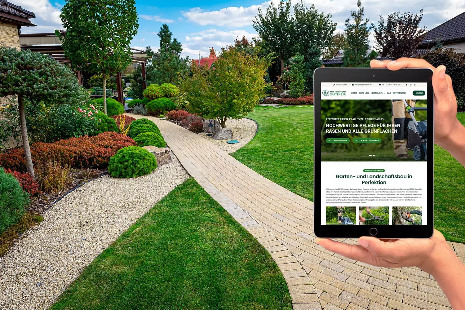 Person hält ein Tablet mit der Website von MKR Profiteam Gartenbau, im Hintergrund ein gepflegter Garten