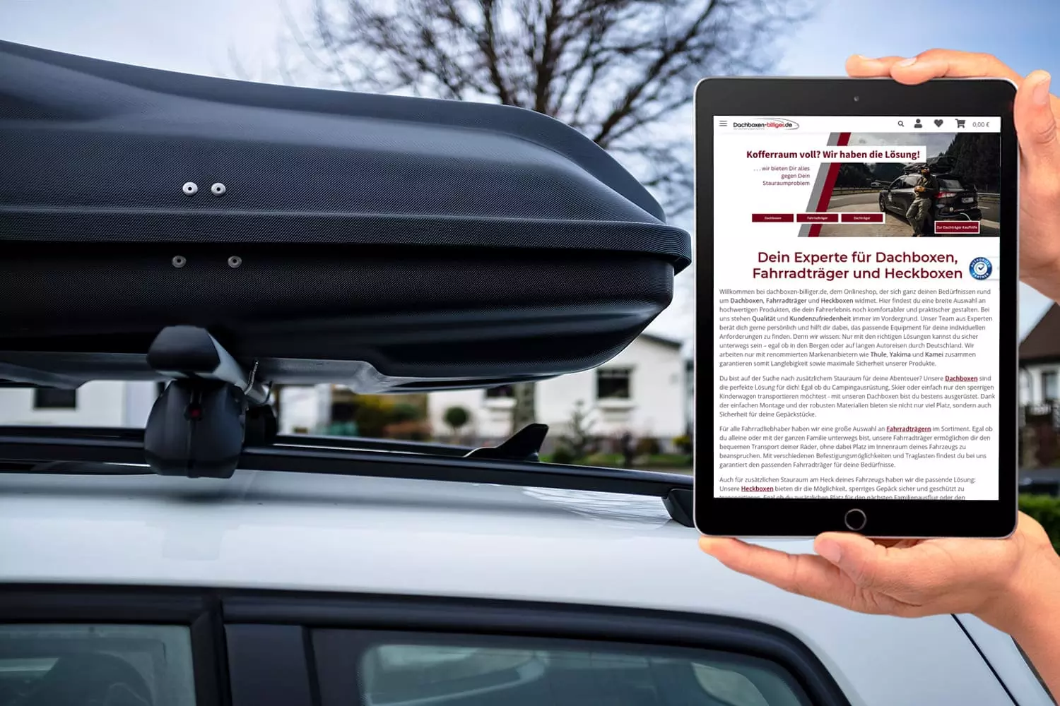 Tablet zeigt den Onlineshop von Dachboxen Billiger vor einem Auto mit Dachbox