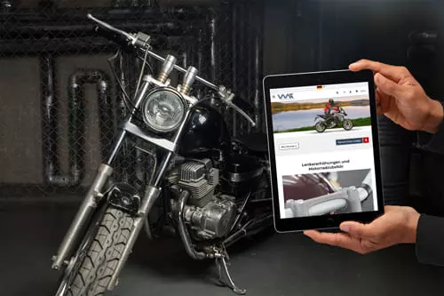 Tablet zeigt den Onlineshop von Voigt MT GmbH vor einem Motorrad