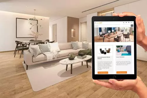 Tablet zeigt den Onlineshop von Sitzart GmbH in einem modern eingerichteten Wohnzimmer