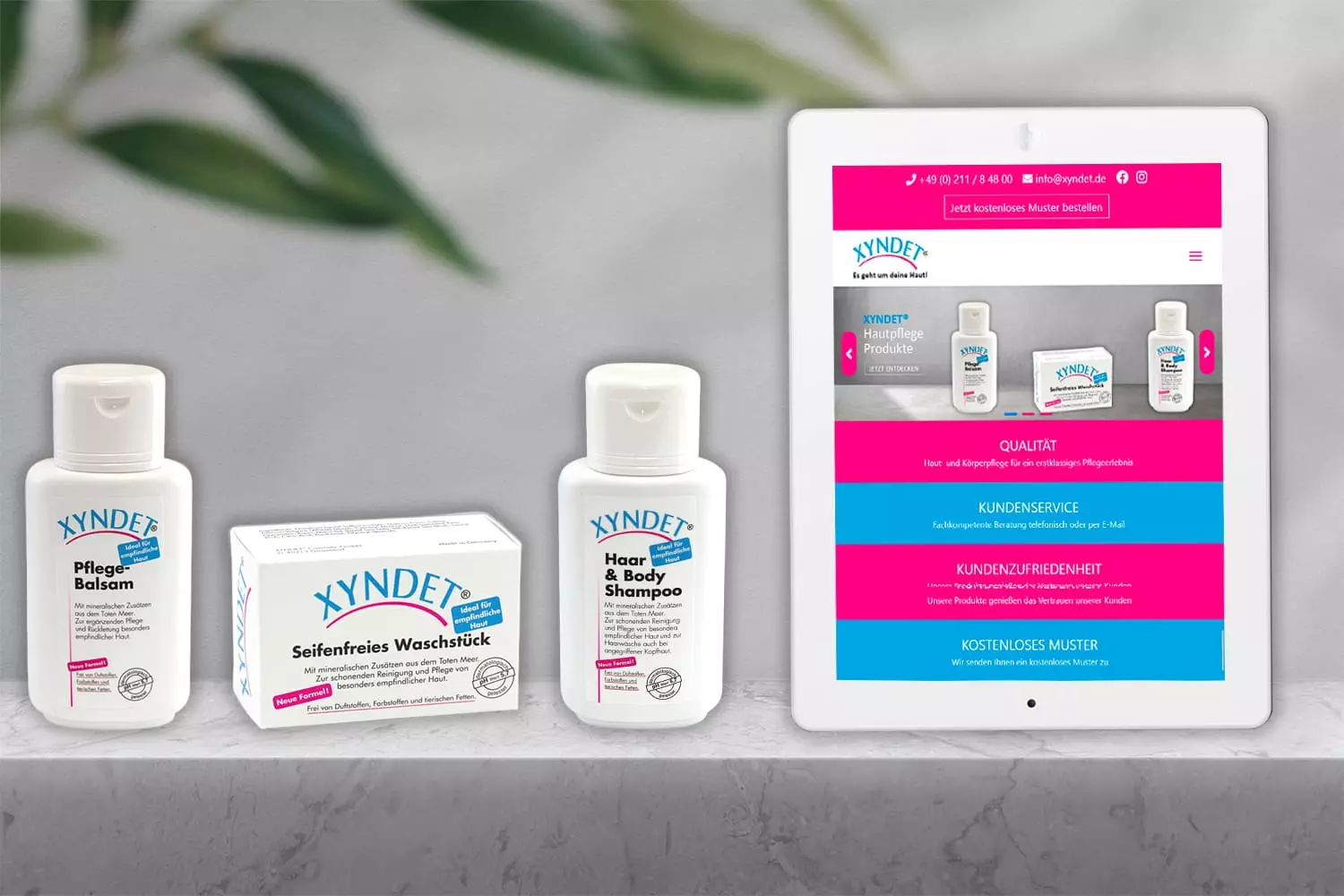 Tablet zeigt die Joomla Website von XYNDET® Cosmetic GmbH, im Vordergrund sind verschiedene Hygieneprodukte platziert