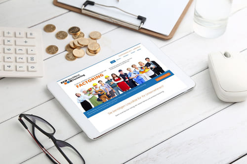 Joomla Webdesign für die RKW Nordwest Factoring-Website in Düsseldorf – Finanzdienstleistungen professionell präsentieren Tablet zeigt die Website von RKW Nordwest Factoring, auf einem Schreibtisch mit Brille, Taschenrechner und Münzen