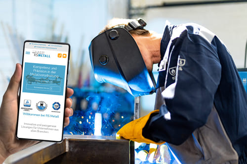 Joomla Referenz Webseite von Rudi Schindhelm Metall GmbH & Co KG in Küps-Schmölz – Metallverarbeitung und Schweißtechniken online darstellen Person hält ein Tablet mit der Boxengold-Website, im Hintergrund ein Reiter auf einem Pferd