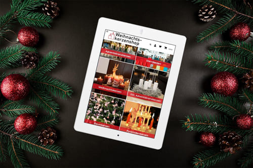 Referenz Weihnachtskerzenshop Onlineshop für Weihnachtskerzen von Heck Kerzengroßhandel Tablet mit Weihnachtskerzenshop Onlineshop umgeben von Weihnachtsdekoration