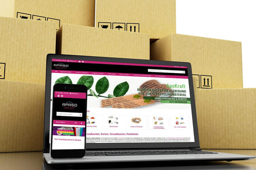 Laptop und Smartphone mit Onlineshop verpackungs-discount24 vor Kartons von von APASO Verpackungen e.K.