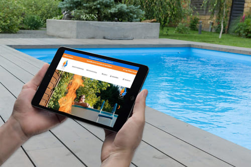 Tablet mit Firetwister Onlineshop am Poolrand