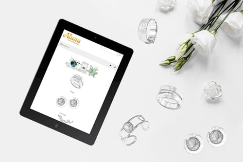 Referenz Onlineshop für handgefertigten Schmuck von Aluna Schmuckdesign Tablet mit Aluna Schmuckdesign Onlineshop neben Schmuckstücken und Blumen