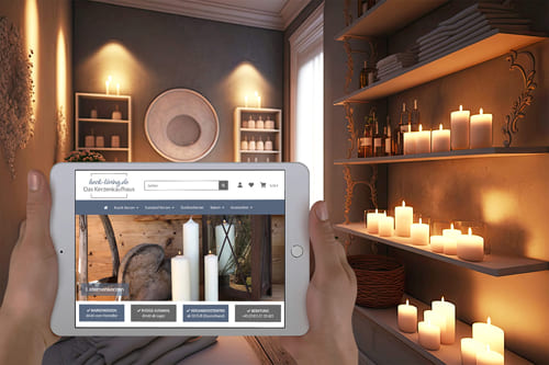 Referenz Onlineshop für Kerzen und Dekorationen von Heck Living Tablet zeigt den Onlineshop von Heck Living in einem gemütlich beleuchteten Raum mit Kerzen