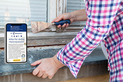 Onlineshop Renovaid mit Template Nova Smartphone zeigt den Onlineshop von Renovaid vor einer Person, die an einem Fensterrahmen arbeitet
