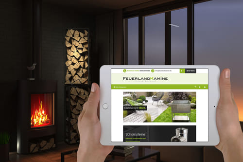 Referenz Onlineshop für Kamine und Zubehör von Feuerlandkamine Tablet mit Feuerlandkamine Onlineshop vor einem Kamin und Holzstapel