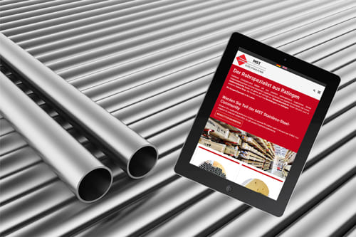 Referenz Onlineshop für Edelstahlrohre und Zubehör von MST Edelstahlrohr GmbH Tablet zeigt den Onlineshop von MST Edelstahlrohr GmbH vor einem Hintergrund mit Edelstahlrohren