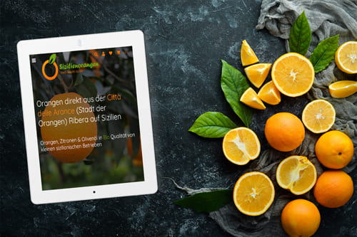 Referenz Onlineshop für Orangen und Zitrusfrüchte von Sizilienorangen Tablet zeigt den Onlineshop von Sizilienorangen vor einem Hintergrund mit frischen Orangen